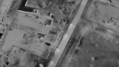 VIDEO Armata ucraineană afirmă că a oprit o coloană rusească de tancuri de peste 60 de km printr-o serie de atacuri cu drone