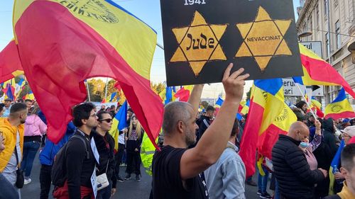 Reacții de indignare după ce steaua galbenă a fost afișată la protestul antivacciniștilor: “Își bat joc de exterminarea evreilor”, ”Mă simt revoltată că-și bat joc de memoria celor care într-adevăr au fost prigoniți până la moarte”, ”Comparații vulgarizatoare și manipulatoare”