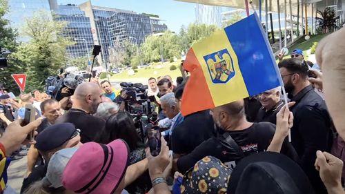 VIDEO Călin Georgescu, așteptat de zeci de simpatizanți la sediul IPJ Ilfov / Fostul candidat pro-rus a semnat autografe și a luat în brațe mai mulți copii, în scandările manifestanților: “Călin Georgescu președinte”