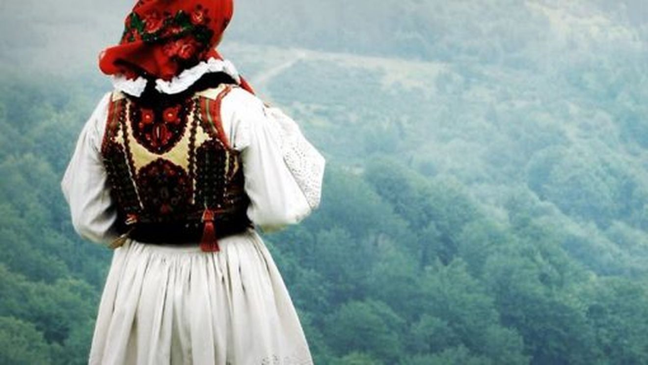 Agenţiile de turism care au adus mai mult de 200 de turişti străini în România primesc bani de la stat: 40 euro pentru fiecare turist străin care a stat cel puţin 4 nopţi şi suplimentar 2 euro pentru fiecare noapte petrecută în plus - ministerul turismului