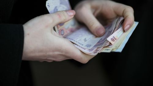 Zeci de mii de bancnote contrafăcute au fost  descoperite la magazine din Vrancea