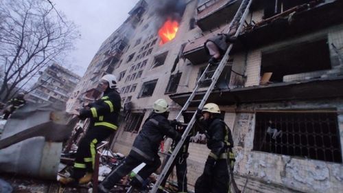 VIDEO Un bloc de 9 etaje din Kiev a luat foc după ce a fost bombardat de ruși/ Cel puțin un mort și 12 răniți, potrivit serviciilor de urgență ucrainene