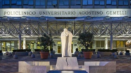 Papa Francisc nu mai are febră și va rosti duminică rugăciunea „Angelus'' din camera de spital