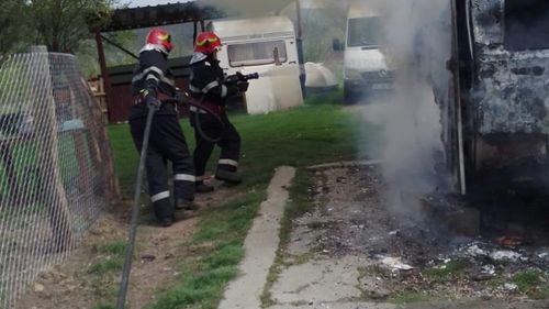Două persoane au suferit arsuri în Constanța, după ce rulota lor a luat foc / O victimă are arsuri pe trei sferturi din corp / Răniţii au fost preluaţi de elicopterul SMURD