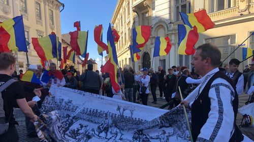 VIDEO Veta Biriș și Gheorghe Funar participă la un protest în Sibiu, la statuia lui Brukenthal / ”Să renunțăm la statuile stăpânitorilor străini”