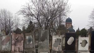 Tânărul de 18 ani care a vandalizat morminte şi monumente din Cimitirul Evreiesc din Bacău, desenând pe ele simboluri naziste, a fost plasat sub control judiciar / Care sunt acuzaţiile care i se aduc