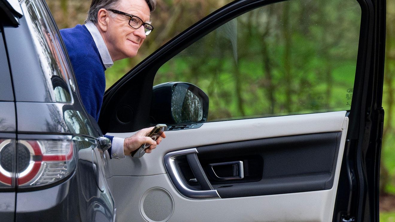 Premierul Marii Britanii recunoaşte, în parlament, că nu ar fi trebuit să îl numească ambasador pe Mandelson