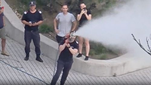 VIDEO Imagini inedite în Oradea: Pompierii au ieșit să răcorească lumea în parcuri / ”S-au creat perdele de apă menite să le ofere copiilor un strop de răcoare”