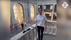 VIDEO O solistă de operă din China stârnește furia ucrainenilor după ce a interpretat cântecul de război sovietic „Katiusha” între ruinele Teatrul Dramatic Mariupol
