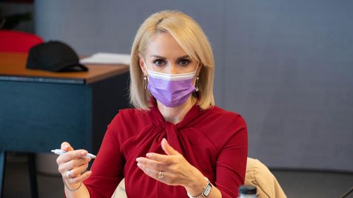 Firea, după ce Iohannis a vizitat centrul drive-through din București: Vaccinarea în stradă e bună! E cool! E şi girată politic!