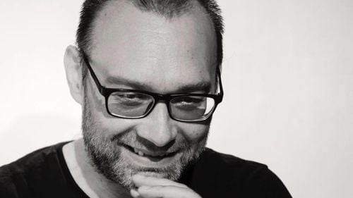 Decesul regizorului Bogdan Budes, anunțat pe Facebook de fratele lui / Ar fi suferit un infarct în somn