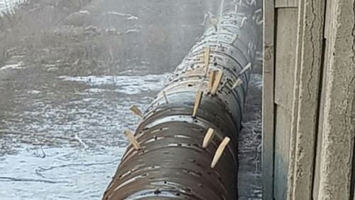 O conductă de apă din Hațeg, reparată cu zeci de dopuri din lemn, stârneşte sute de comentarii pe internet