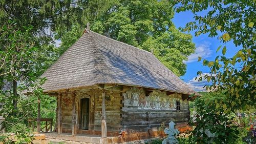 VIDEO Restaurarea micuței biserici de lemn din Urşi, trei trofee la Premiile Europene pentru Patrimoniu