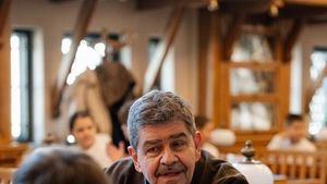 FOTO Elevi și personalități, colegi de bancă la o „Oră de caligrafie” dedicată scrisului de mână în era digitală / ”Într-o vreme în care AI generează texte instant, scrisul de mână construiește gândirea”