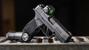 Contractul dintre MAI și Sig Sauer, de peste 810 de milioane de euro, greu de semnat / Termenul pentru achiziția individuală a trecut / Irineu Darău confirmă că se caută parteneri europeni pentru o achiziție comună, singura care mai putea salva finanțarea europeană
