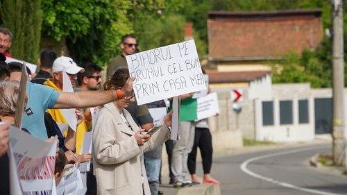 Locuitorii dintr-un cartier orădean au ieșit în stradă: nu vor ca Inelul Metropolitan de Nord să treacă printre casele lor / „Bihorul pe drumul cel bun prin sufrageria mea!”