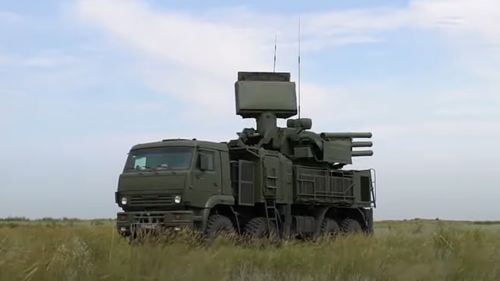 FOTO Un sistem de rachete antiaeriene Pantsir-S1 a fost instalat pe acoperișul Ministerul Apărării din Moscova