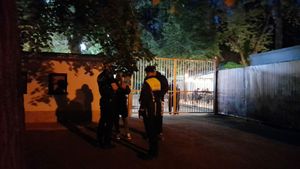 VIDEO Sute de locuitori din Sectorul 3 trăiesc un calvar din cauza unei terase unde se ţin concerte în aer liber / Terasa a fost amendată pentru că nu are autorizaţie de construire, nu deţine aviz de funcţionare comercială şi pentru că a tulburat ordinea şi liniştea publică