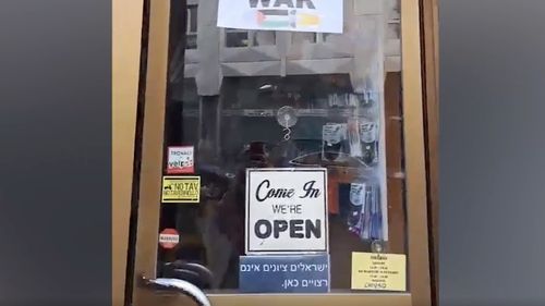 Afișul unui magazin din centrul orașului Milano: „Israelienii sioniști nu sunt bineveniți aici” / Reacție: ”Să pun un semn similar împotriva italienilor la intrarea în clădirea mea: dar sunt toți italienii rasiști și fasciști? Nu!”