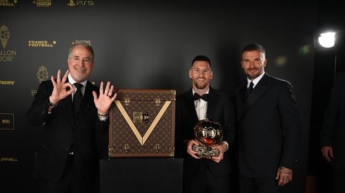 Lionel Messi a câștigat Balonul de Aur pentru a opta oară/ Starul argentinian devine primul câştigător al trofeului care nu joacă în Europa