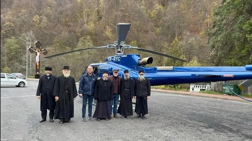 Poliția a dat o amendă de 4.000 de lei după ce un elicopter privat a aterizat pe șosea, în apropierea unei mănăstiri, în județul Gorj / Elicopterul l-a adus la mănăstire pe Răzvan Bucuroiu, director editorial la „Lumea Credinței”