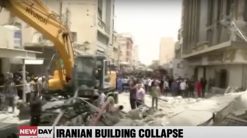 Iran: Poliția a folosit gaze lacrimogene pentru a dispersa mulțimile revoltate, după prăbușirea imobilului aflat în construcție care a dus la moartea a 28 de persoane