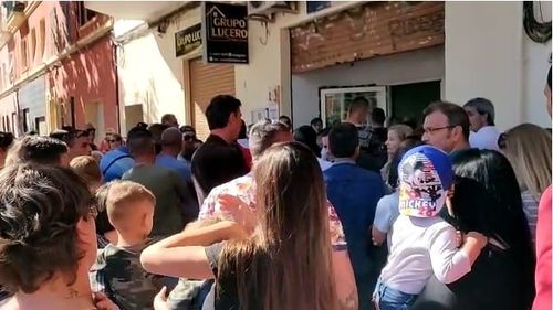 VIDEO Coadă pe trei străzi la vot în Valencia, poliția lasă în față cetățenii cu nevoi speciale. Sute de oameni nu au putut vota