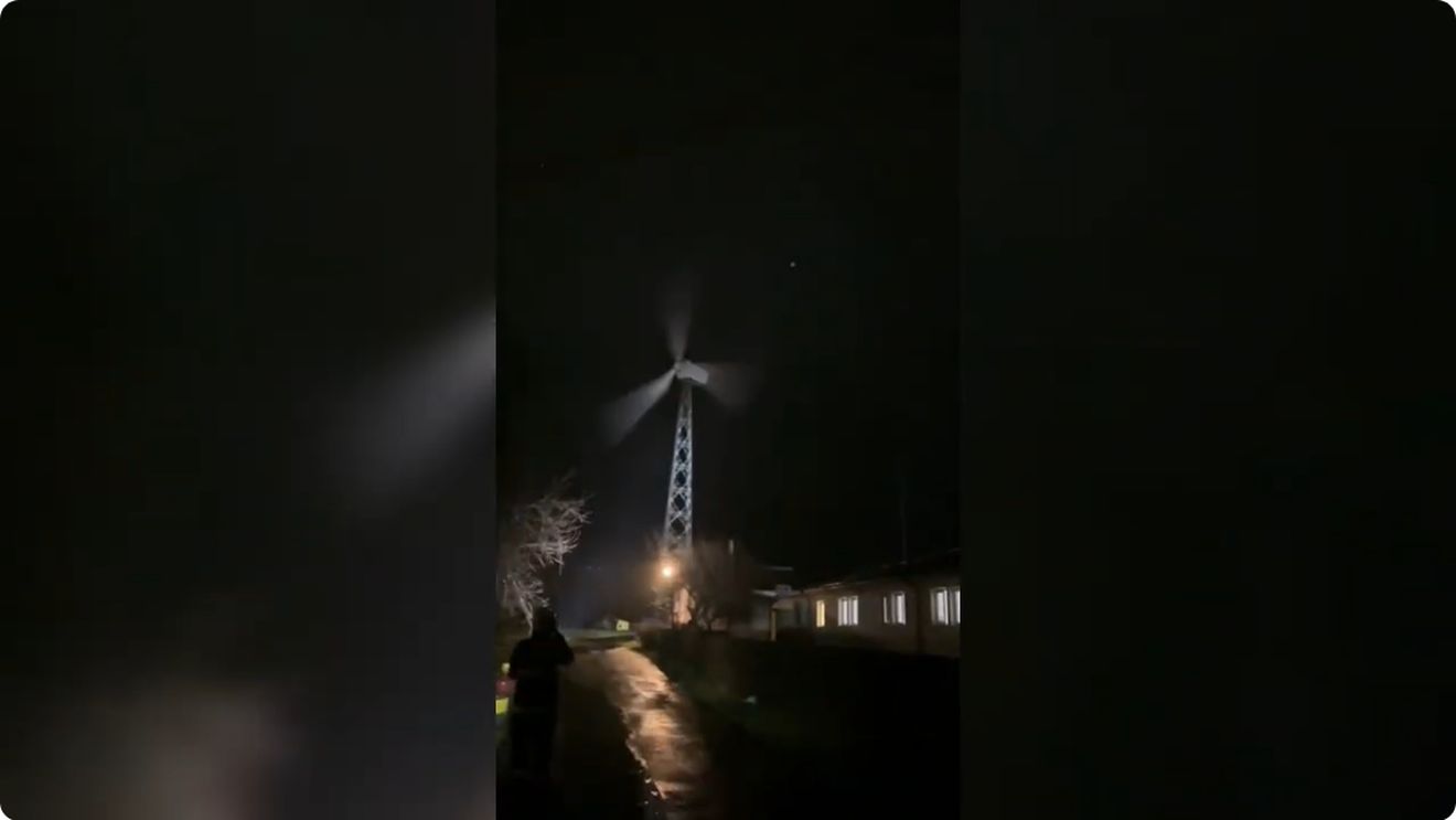 VIDEO Pericol în curtea unui cămin cu 72 de bătrâni din judeţul Constanţa: Rotorul şi elicea eolienei care funcţiona necotrolat din cauza vântului au căzut în curtea căminului/ Vârstnicii relocaţi, transportaţi înapoi