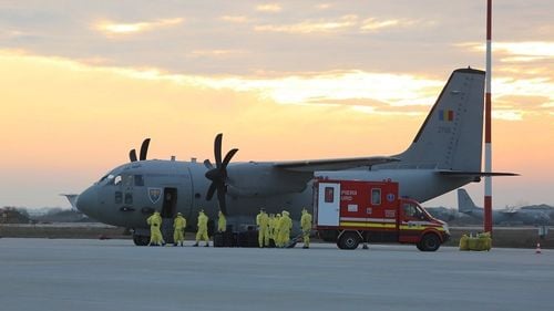 15 pacienți cu Covid în stare gravă din București, transportați cu o aeronavă militară la spitale din regiunea Moldovei
