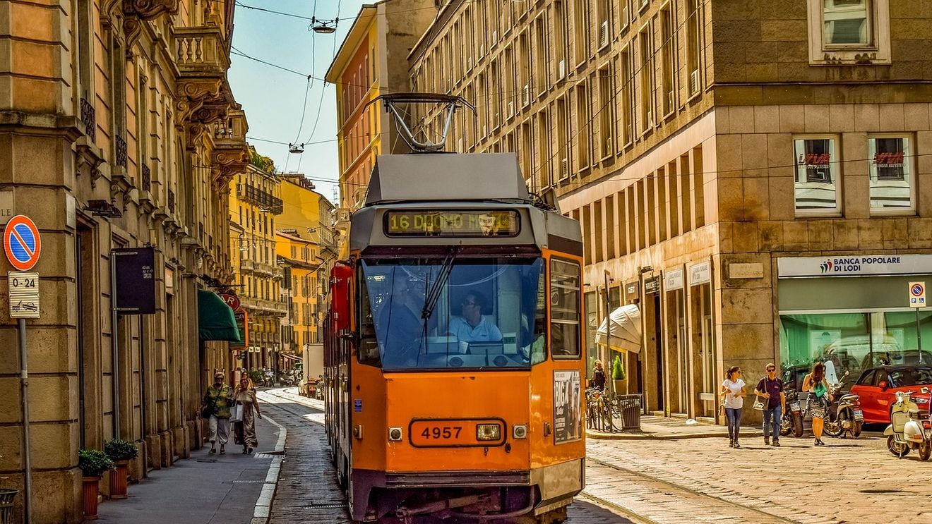 Milano pune frână: administrația orașului impune o serie de restricții pentru a limita circulația autoturismelor / Toate mașinile de marfă sunt obligate să aibă senzori pentru unghiul mort, pentru a proteja bicicliștii / Localurile se închid noaptea