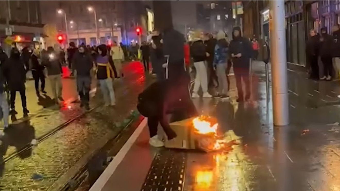 Tensiuni într-un cartier din Dublin după ce cinci persoane au fost înjunghiate, între care trei copii: ”Irish lives matters” și steaguri irlandeze afișate de sute de manifestanți, într-un cartier în care locuiesc în special imigranți