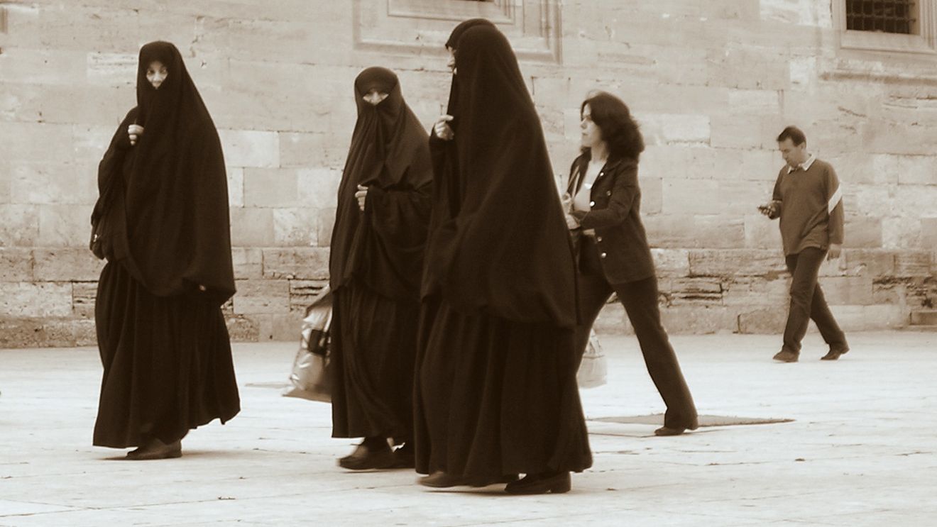 Damascul interzice portul vălului islamic integral "din motive de securitate" şi pentru a evita "camuflajul"