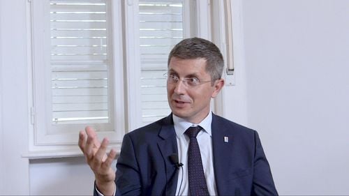 Dan Barna: Scoaterea adresei din cartea de identitate are rolul să simplifice lucrurile. Nu înseamnă că dacă nu mai scrie adresa în buletin, oamenii nu mai plătesc taxe și impozite