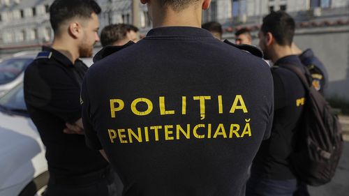 Doi poliţişti de penitenciar acuzaţi că au procurat droguri de mare risc pe care intenţionau să le vândă deţinuţilor au fost reţinuţi / Cei doi le-ar fi adus ilegal şi telefoane mobile unor deţinuţi / Ce au găsit poliţiştii la percheziţii