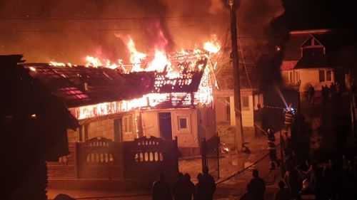 Doi frați dintr-o comună din Neamț au murit într-un incendiu care le-a mistuit casa/ Cel mai probabil flăcările au izbucnit de la o lumânare nesupravegheată