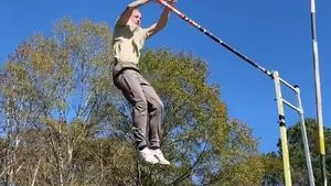 Jocurile Olimpice: Lotul australian de atletism în izolare după un contact cu campionul mondial american la săritura cu prăjina, pozitiv cu Covid