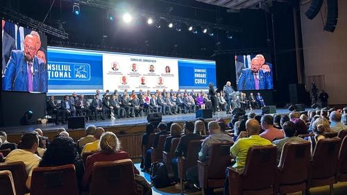 Piedone şi-a prezentat ”contractul cu bucureştenii”: Sunt omul ce vorbeşte în limbajul celor mulţi, mănâncă parizer şi usturoi / Bucureștiul nu și-a atins încă potențialul de a fi un oraș inteligent, cu toate că avem un matematician