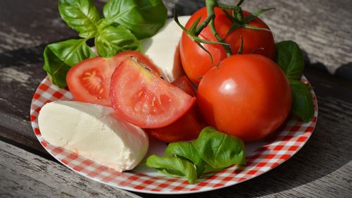 Consumul produselor pe bază de roșii poate reduce riscul de cancer / O dietă bogată în acestea a fost asociată și cu un risc mai redus de boli de inimă