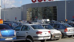 BREAKING Carrefour cumpără magazinele Cora din România