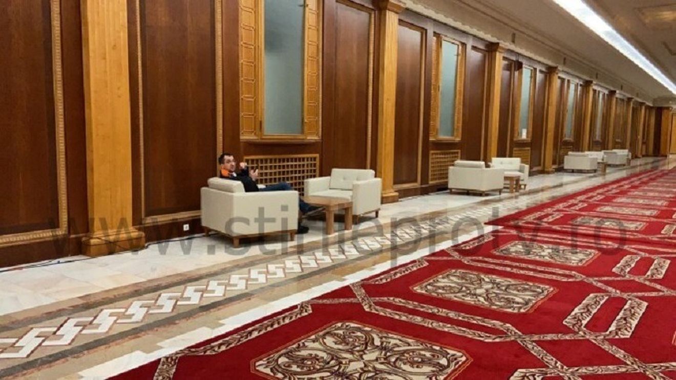 Vlad Voiculescu a fost amendat cu 1.500 de lei pentru că nu a purtat mască în Palatul Parlamentului. Amenda, de trei ori mai mare decât în cazul Ralucăi Turcan