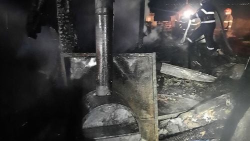 Casă arsă într-un incendiu în județul Suceava / Proprietara a fost găsită carbonizată