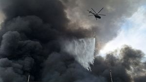 Doliul se transformă în furie în Iran, după ce o explozie masivă într-un port a ucis 40 de persoane / Cel mai probabil, explozia s-a produs din cauza unor depozite militare