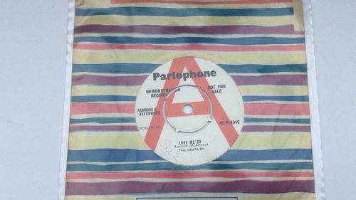 Interes major pentru un rar disc de vinil al trupei Beatles scos la licitație/ Numele de familie al lui Paul McCartney este scris greșit pe disc