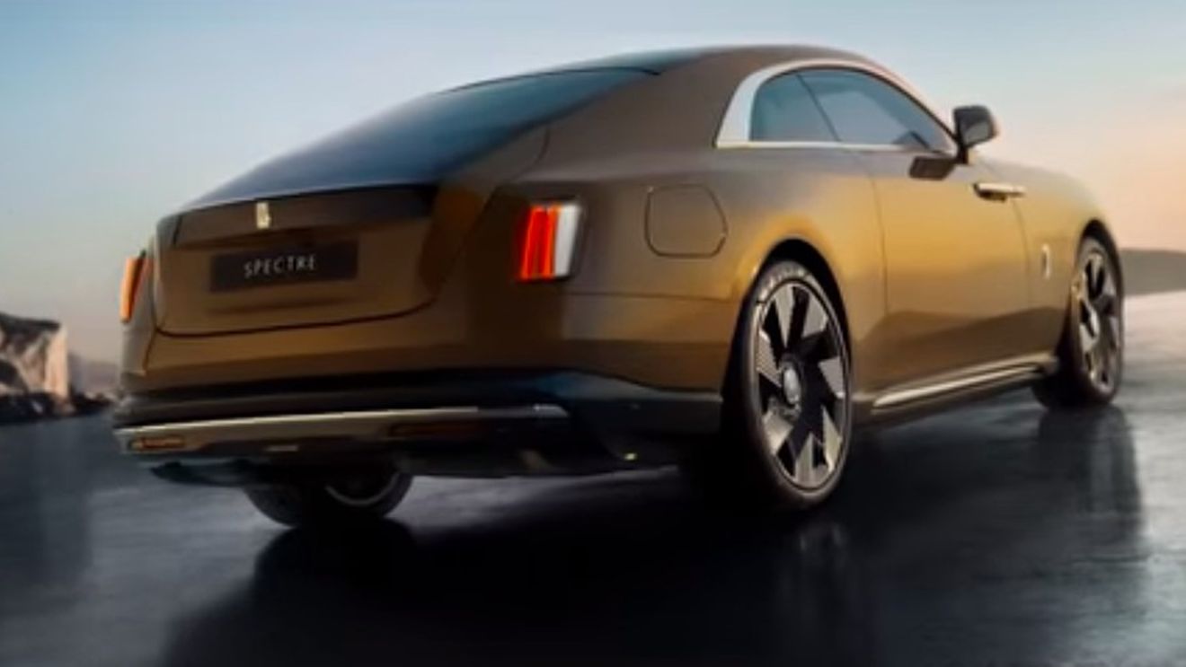 VIDEO Rolls-Royce a primit peste 300 de comenzi pentru primul său vehicul electric, Spectre, de 413.000 de dolari