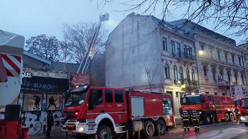 VIDEO Incendiu la acoperișul unui hotel din Splaiul Independenței, în Capitală/ 20 de persoane evacuate, nu există victime/ Traficul rutier în zonă a fost reluat