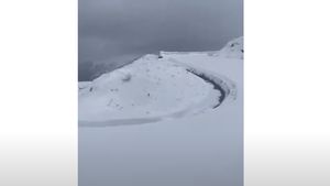 VIDEO A nins pe Transalpina / Un strat de zăpadă de 2 – 3 centimetri a acoperit stațiunea Rânca