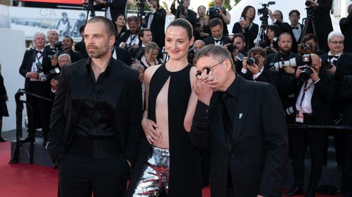 Le Monde după ce Cristian Mungiu a câștigat din nou la Cannes: Este mai împodobit cu premii decât un general sovietic cu pieptul plin de medalii / Filmul său este puternic, intens, subtil, bine documentat