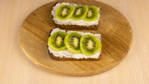 Kiwi și pâinea de secară, o combinație ideală pentru micul dejun. Un nou studiu din Marea Britanie le cataloghează ca cele mai recomandate alimente pentru o bună digestie