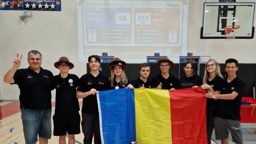 VIDEO Aur câștigat de echipa de robotică AutoVortex România, la un concurs internațional în SUA/ Antrenor: Am creat un robot de luptă mic şi agil, i-am bătut de i-am rupt