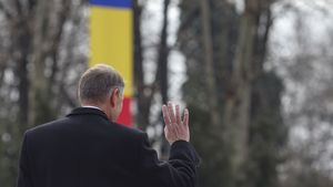 VIDEO Klaus Iohannis a plecat de la Cotroceni, fără antemergător cu girofar / Ilie Bolojan a preluat interimatul / Ceremonie scurtă cu Gardă de onoare, la care au asistat angajații Președinției